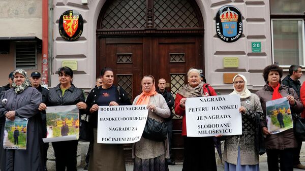 Боснийские женщины, родственники которых погибли во время резни в Сребренице, протестуют у здания шведского посольства в Сараево, Босния и Герцеговина