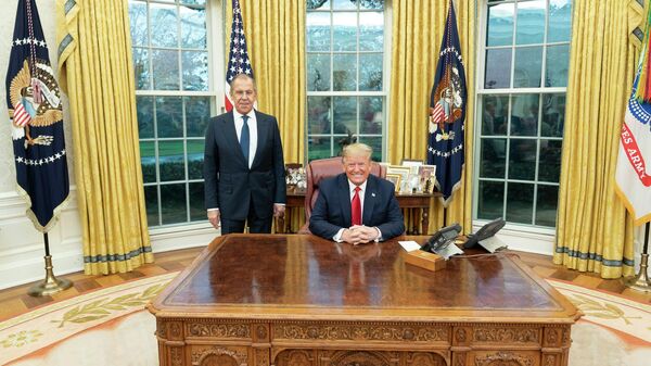 Министр иностранных дел РФ Сергей Лавров и президент США Дональд Трамп в Белом доме