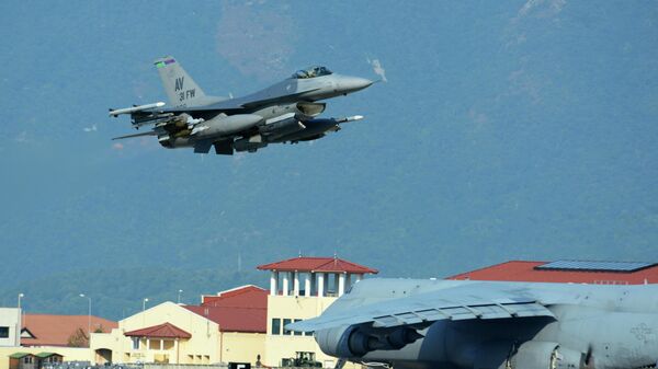 Истребитель ВВС США F-16 на авиабазе Инджирлик в Турции