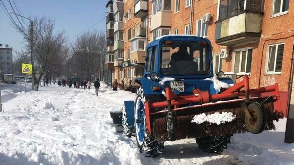 Уборка снега на улице Уссурийска