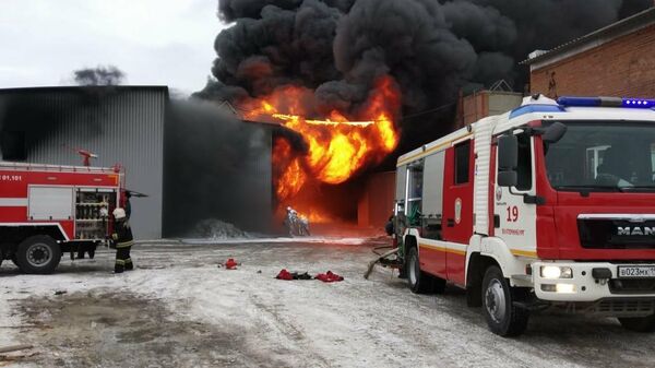 Пожар на территории производственной площадки Уральского завода лакокрасочных изделий в Екатеринбурге