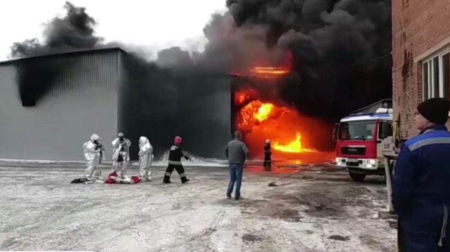 Пожар на территории производственной площадки Уральского завода лакокрасочных изделий в Екатеринбурге. Стоп-кадр видео МЧС России