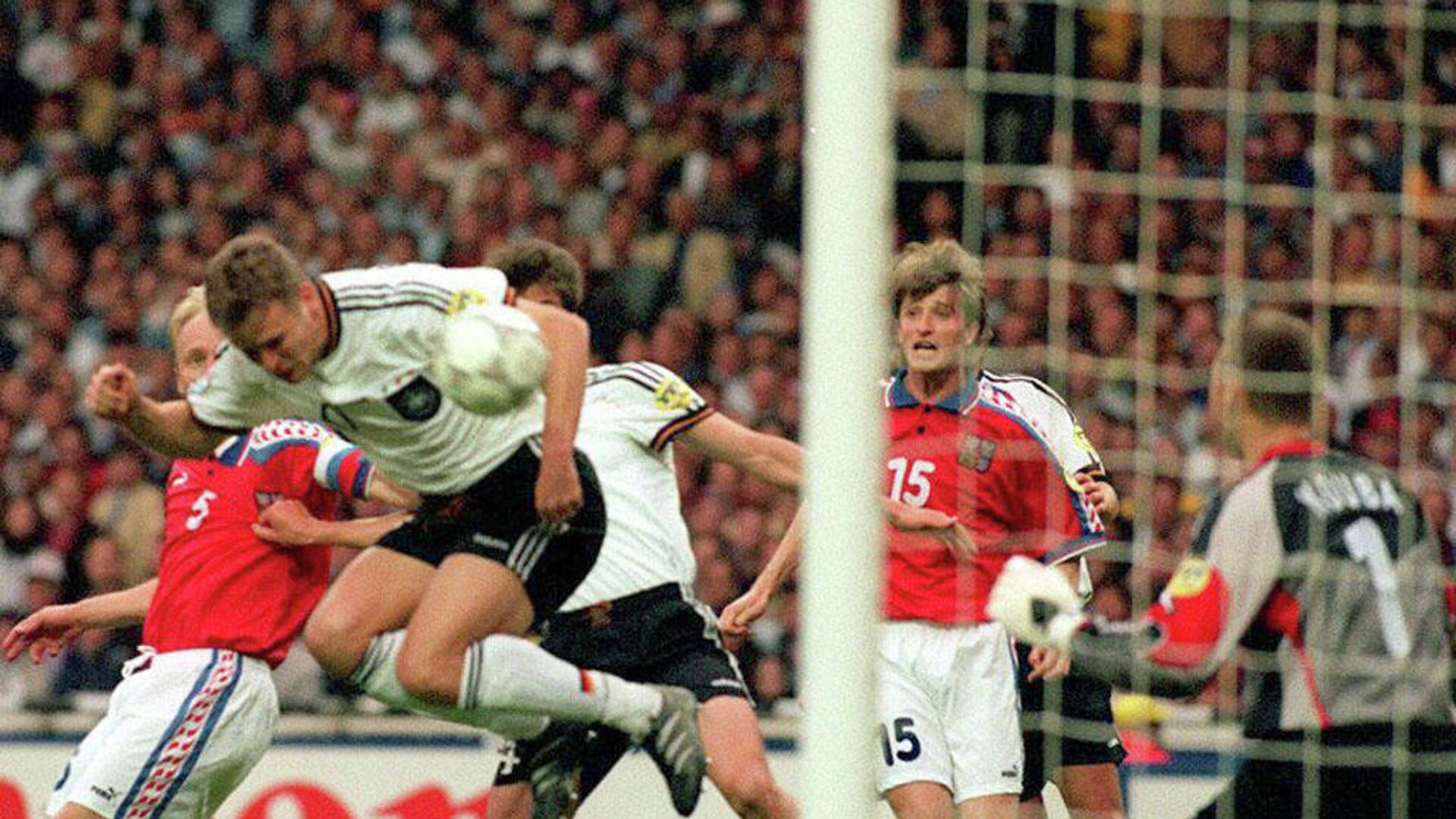 Германия первая игра. Финал че 1996. Финал евро 1996. Германия евро 1996. Оливер Бирхофф 1996 ..