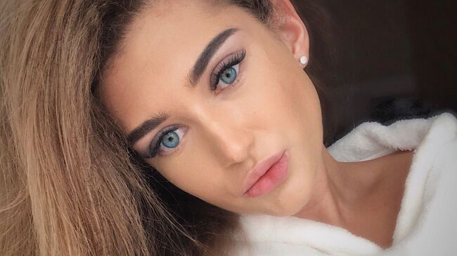 Порно досын үйге шақырды