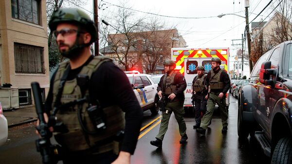 Полицейские на месте перестрелки в Джерси-Сити, штат Нью-Джерси