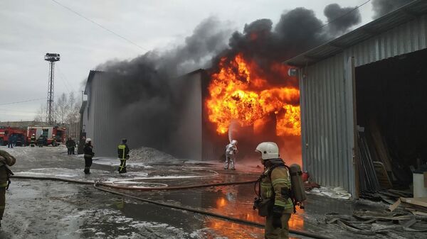 Пожар на территории производственной площадки Уральского завода лакокрасочных изделий в Екатеринбурге
