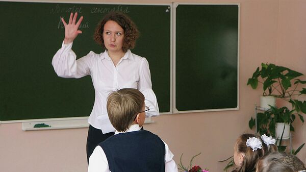 Учительница русского языка и литературы во время урока