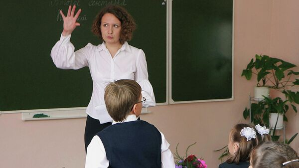 Учительница русского языка и литературы во время урока
