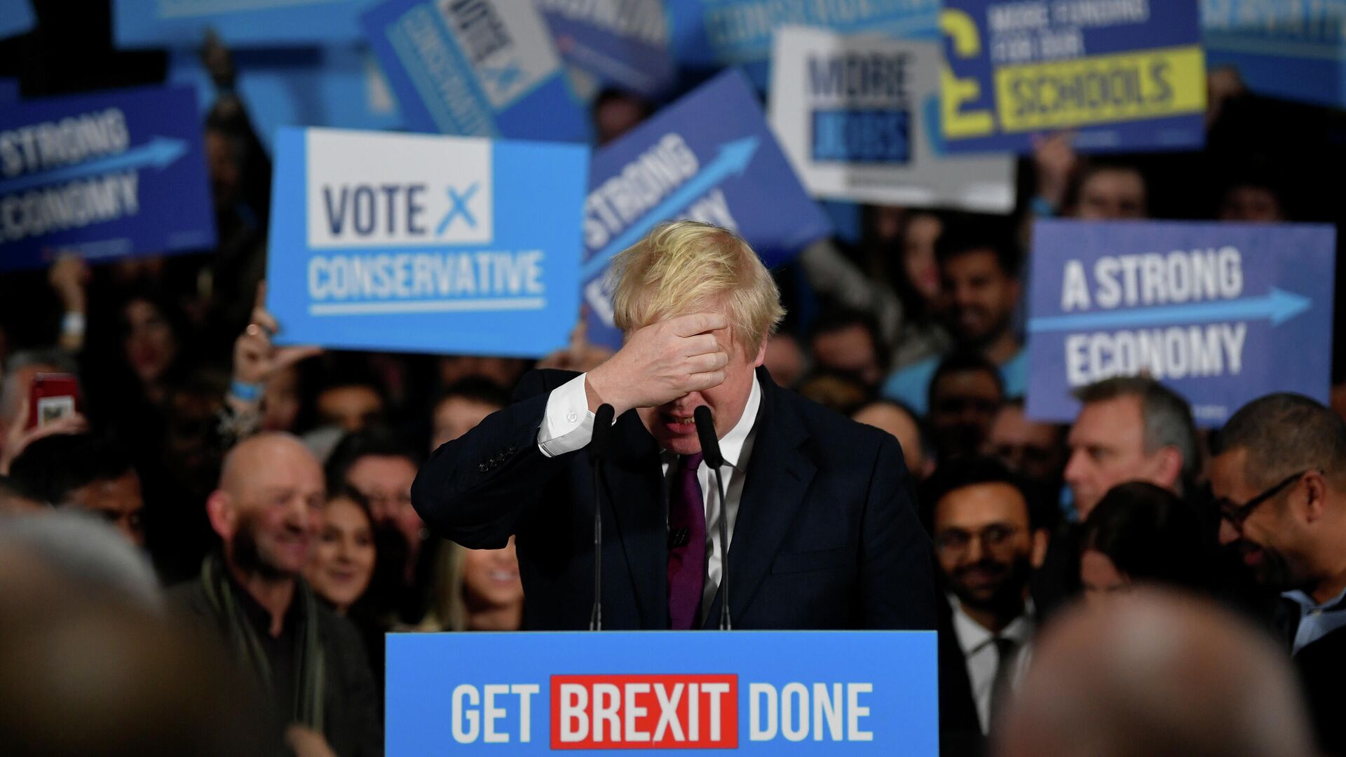 Премьер-министр Великобритании Борис Джонсон во время предвыборной кампании в Манчестере. 10 декабря 2019  - РИА Новости, 1920, 13.12.2019