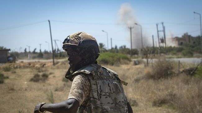 Боец сил Правительства национального согласия Ливии во время столкновений с армией Халифы Хафтара