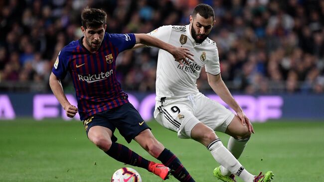 Полузащитник ФК Барселона Серджи Роберто (слева) и нападающий ФК Реал Мадрид Карим Бензема