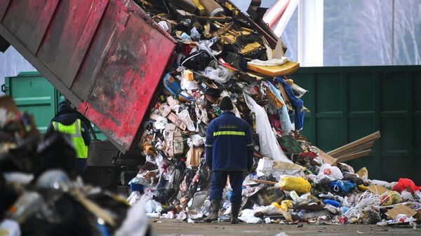 Разгрузка мусоровоза на предприятии по переработке отходов в Подмосковье