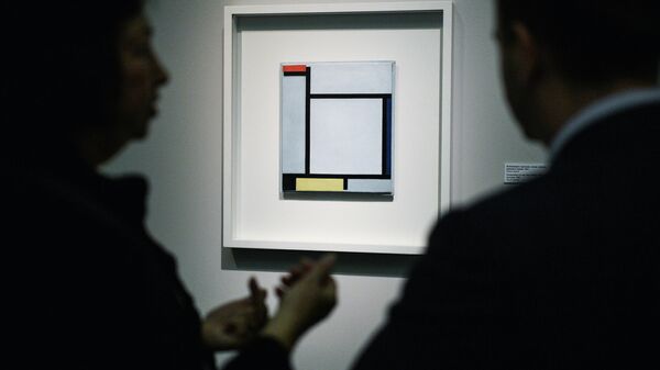 Посетители у картины Композиция с красным, синим, черным, желтым и серым Пита Мондриана
