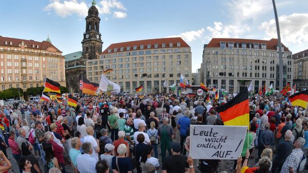 Участники акции протеста на одной из улиц в Дрездене