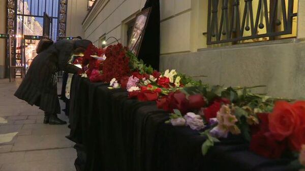 Москвичи несут цветы к зданию мэрии в память о Юрии Лужкове 