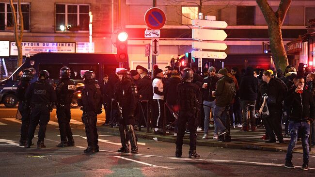 Riot police officers patrol prior the UEFA Champions League Group A football match between Paris Saint-Germain (PSG) and Galatasaray at the Parc des Princes stadium in Paris on December 11, 2019. (Photo by FRANCK FIFE / AFP)