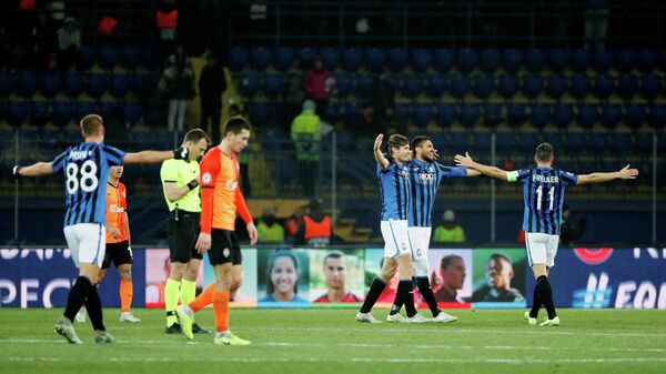 Игроки ФК Аталанта радуются победе в заключительном туре группового этапа футбольной Лиги чемпионов против ФК Шахтер