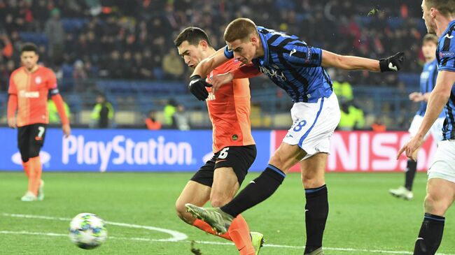 Shakhtar Donetsk's Ukrainian midfielder Taras Stepanenko and Atalanta's Croatian midfielder Mario Pasalic vie for the ball during the UEFA Champions League group C football match between FC Shakhtar Donetsk and Atalanta BC at the Metallist stadium in Kharkiv on December 11, 2019. (Photo by Sergei SUPINSKY / AFP)