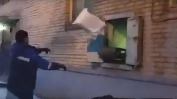 В Сети появилось видео с сотрудником Почты России, кидающим посылки