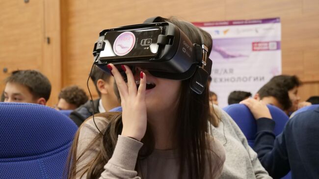 Киргизская школьница в VR-очках