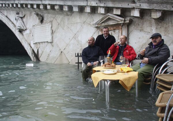 Сильный прилив затопил Венецию 