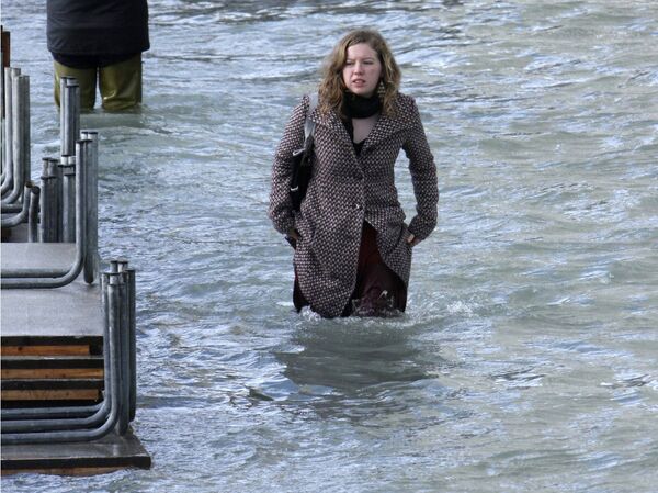 Туристы в Венеции спасаются от наводнения