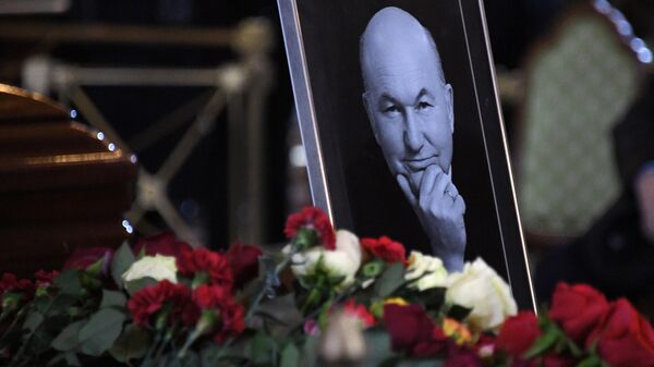 Портрет Ю. Лужкова у гроба на церемонии прощания с бывшим мэром Москвы Юрием Лужковым