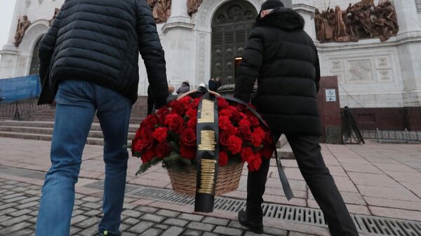Люди несут цветы на церемонию прощания с бывшим мэром Москвы Юрием Лужковым
