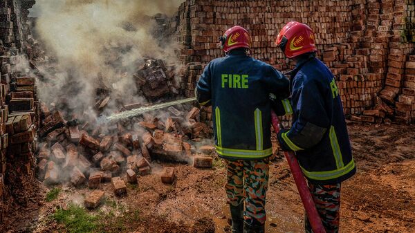 Пожарные во время пожара на окраине Дакки