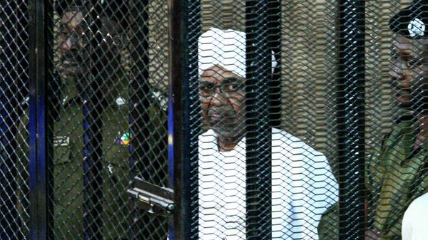 Бывший президент Судана Омар аль-Башир во время суда