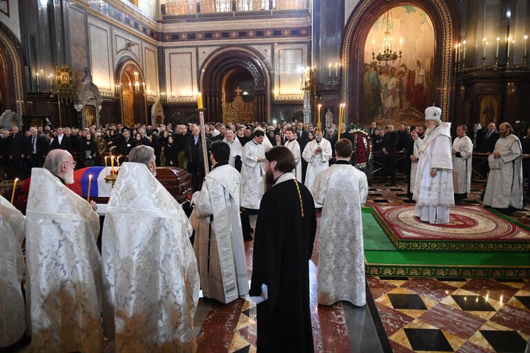 Патриарх Московский и всея Руси Кирилл проводит отпевание бывшего мэра Москвы Юрия Лужкова в храме Христа Спасителя