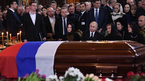 Президент РФ Владимир Путин на церемонии прощания с бывшим мэром Москвы Юрием Лужковым в храме Христа Спасителя