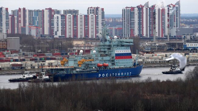 Атомный ледокол Арктика во время начала ходовых испытаний в Санкт-Петербурге. 12 декабря 2019