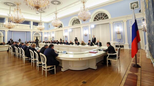 Председатель правительства России Дмитрий Медведев проводит совещание с членами кабинета министров