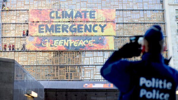 Активисты Greenpeace штурмуют здание Европейского совета в Брюсселе