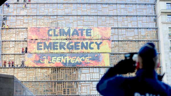 Активисты Гринпис (Greenpeace) штурмуют здание Европейского совета в Брюсселе