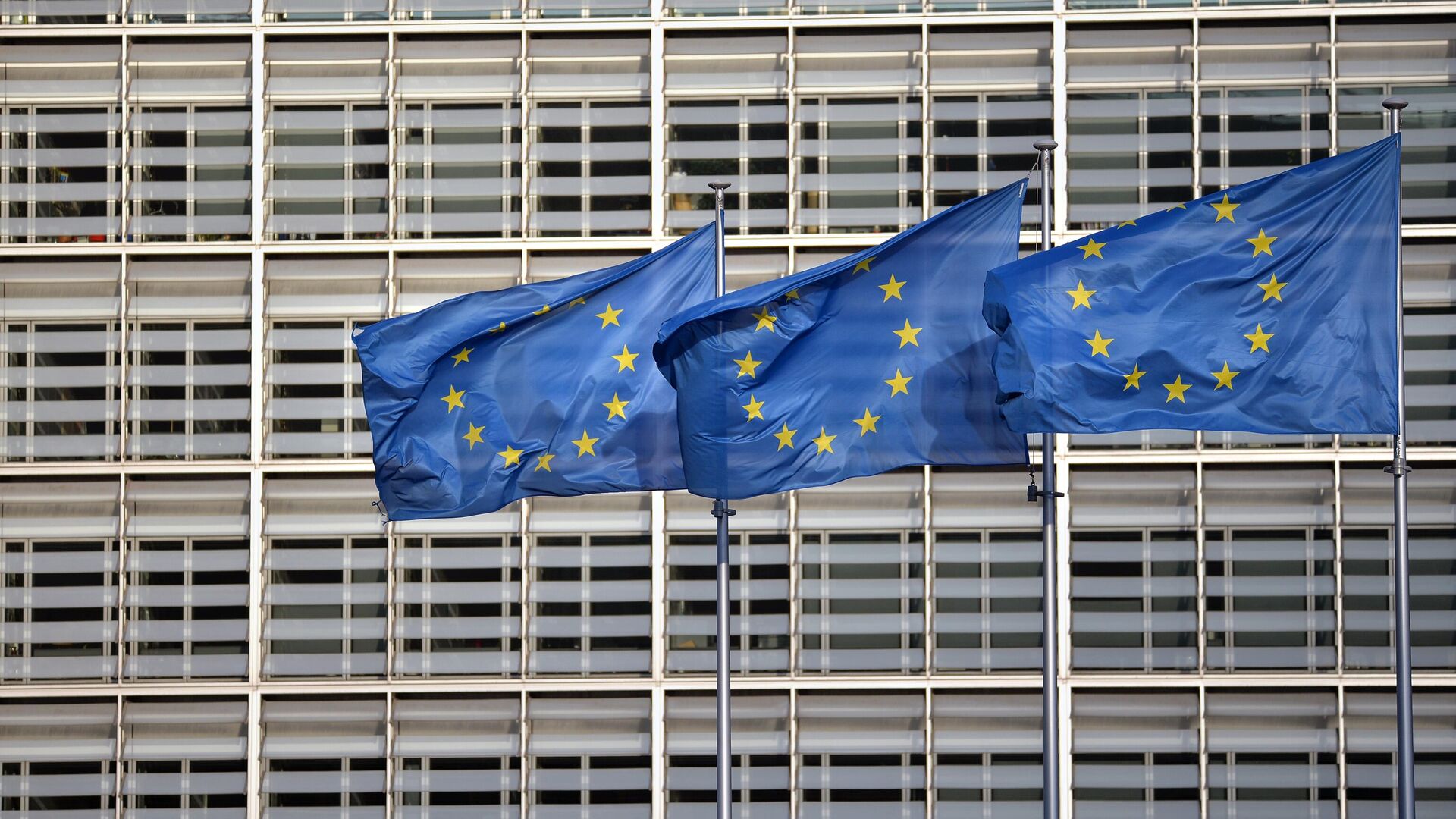 Флаги ЕС на фоне здания Европейского совета - РИА Новости, 1920, 04.05.2022