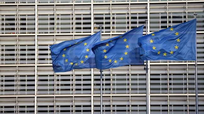 Флаги ЕС на фоне здания Европейского совета