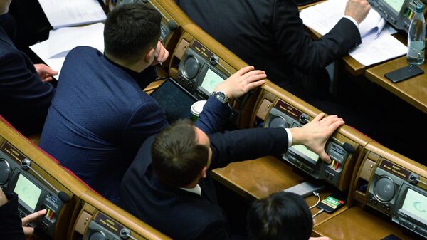 Депутаты голосуют на заседании Верховной рады Украины в Киеве