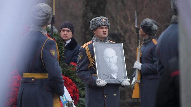 Траурная процессия на Новодевичьем кладбище в Москве, где проходит церемония похорон бывшего мэра Москвы Юрия Лужкова
