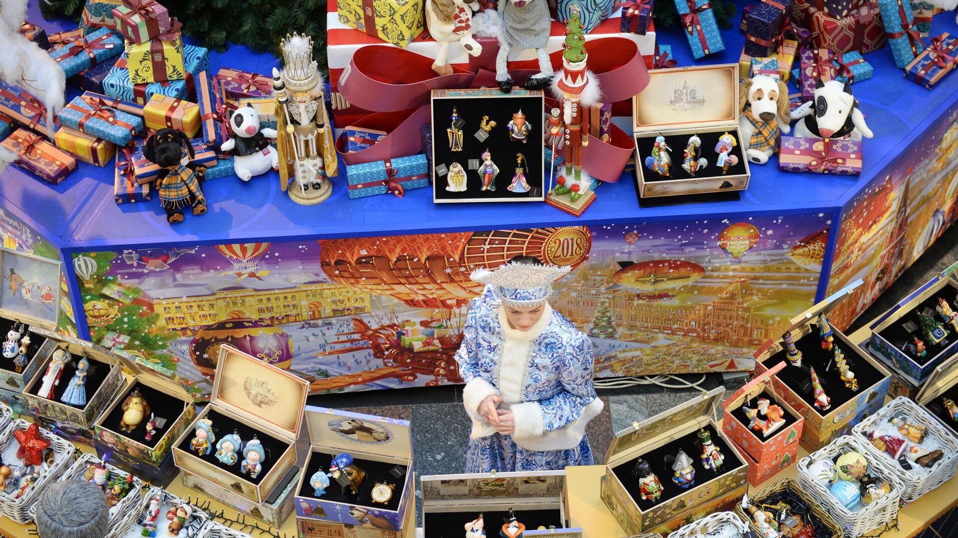 Прилавок с новогодними подарками и сувенирами. Архивное фото - РИА Новости, 1920, 13.12.2023
