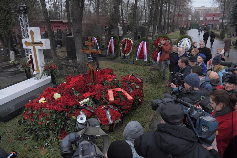 Могила бывшего мэра Москвы Юрия Лужкова на Новодевичьем кладбище в Москве