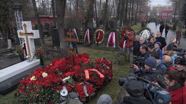 Могила бывшего мэра Москвы Юрия Лужкова на Новодевичьем кладбище в Москве
