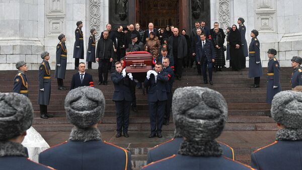 Вынос гроба с телом бывшего мэра Москвы Юрия Лужкова  после церемонии прощания в храме Христа Спасителя  в Москве