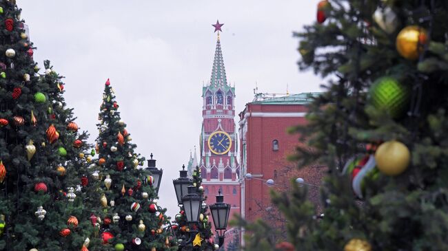 Вид на Спасскую башню Московского Кремля с Манежной площади