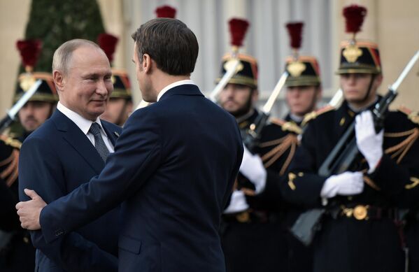 Президент РФ Владимир Путин и президент Франции Эммануэль Макрон на церемонии официальной встречи в Елисейском дворце