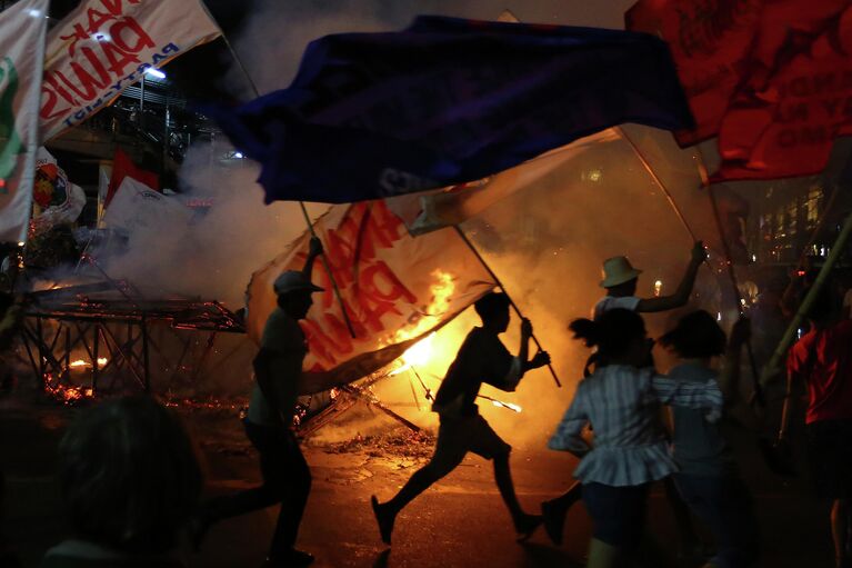 Протестующие во время митинга в день Международных прав человека возле президентского дворца в Маниле, Филиппины. 10 декабря 2019