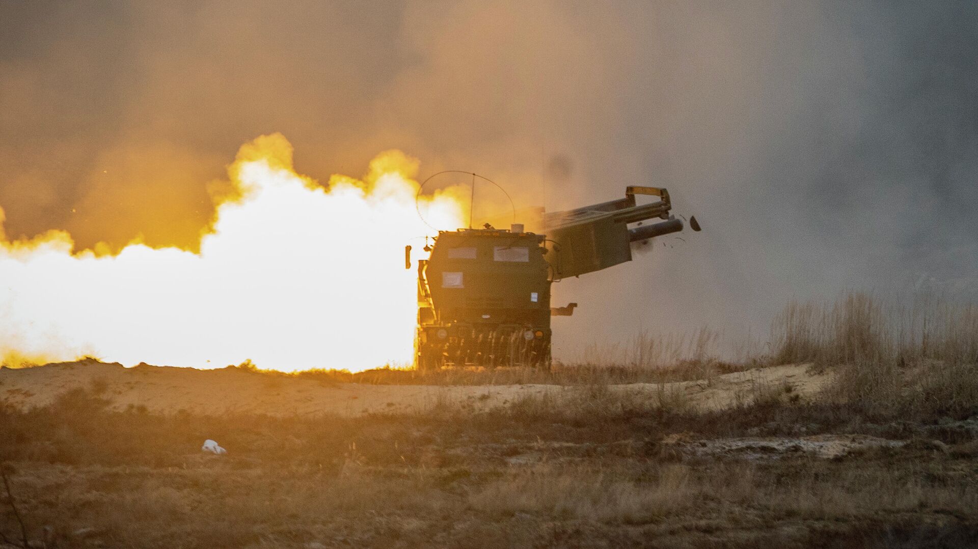 Пуск ракеты из американской ракетно-артиллерийской системы оперативно-тактического назначения  - РИА Новости, 1920, 04.02.2022