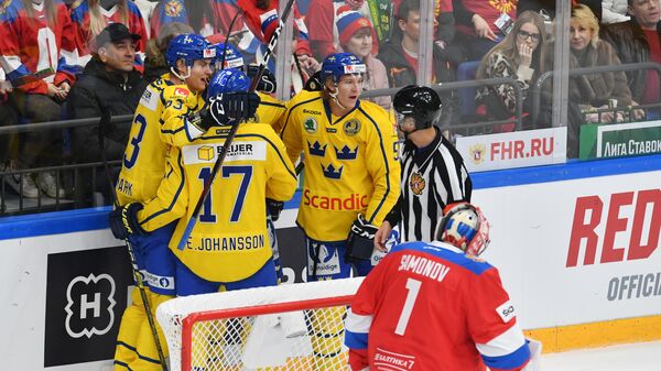 Игроки сборной Швеции радуются забитой шайбе