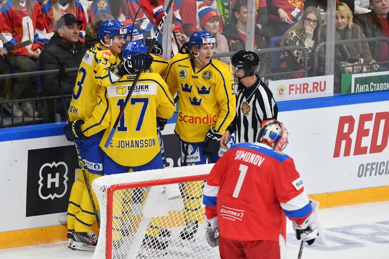 Игроки сборной Швеции радуются забитой шайбе Игроки сборной Швеции радуются забитой шайбе